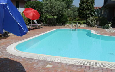 Lazise 741: L'Eau, Propriété, Plante, Piscine, Bleu, Bleu Azur, Arbre, Ombre, Rectangle, Architecture