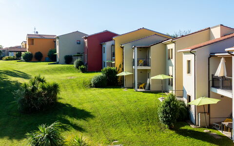 Peschiera del Garda 652: Zone Résidentielle, Domicile, Établissements Humains, Pelouse, Jardin, Biens, Cour, Banlieue, Aménagement Paysager, Ombre