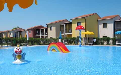 Peschiera del Garda 652: L'Eau, Bâtiment, Ciel, Propriété, Piscine, Plante, Bleu Azur, Fenêtre, Maison, Ombre