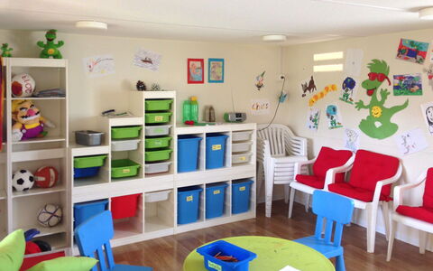 Peschiera del Garda 652: Meubles, Propriété, Design Intérieur, Table, Jaune, Salon, Étagère, Mur, Sol, Décoration