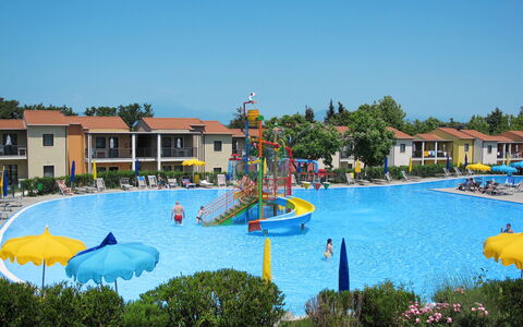 Peschiera del Garda 652: L'Eau, Plante, Ciel, Bâtiment, Propriété, Bleu Azur, Piscine, Plan D'Eau, Maison, Arbre
