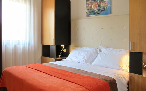 Peschiera del Garda 652: Lit, Design Intérieur, Meubles, Chambre, Bois, Sol, Sol, Drap De Lit, Literie, Pièce