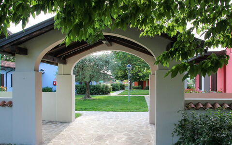 Sirmione 618: Plante, Ombre, Infrastructure, Arbre, Herbe, Espace Public, Zone Résidentielle, Bâtiment, Design Urbain