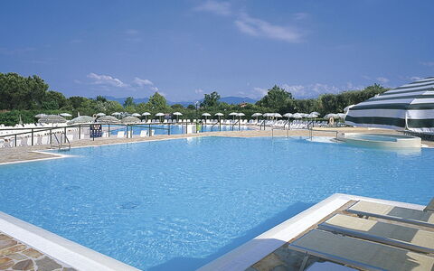 Sirmione 618: L'Eau, Ciel, Propriété, Piscine, Bleu Azur, Nuage, Ombre, Mobilier De Jardin, Balancelle, Rectangle