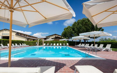Sirmione 619: L'Eau, Ciel, Plante, Propriété, Piscine, Bleu Azur, Ombre, Mobilier De Jardin, Balancelle, Arbre