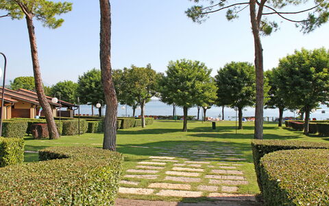 Front Lake Resort le Corti del Lago: Plante, Ciel, Propriété, Arbre, Ombre, Lot Terre, Surface De La Route, Végétation, Design Urbain, Loisir