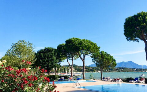 Front Lake Resort le Corti del Lago: L'Eau, Ciel, Plante, Fleur, Piscine, Arbre, Arecales, Cotiers Et Relief Océaniques, Paysage Naturel, Loisir