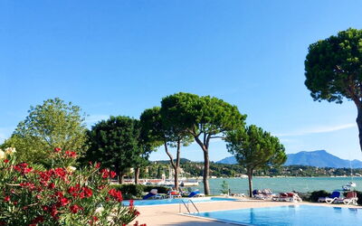 Desenzano 617: L'Eau, Ciel, Plante, Fleur, Piscine, Arbre, Arecales, Cotiers Et Relief Océaniques, Paysage Naturel, Loisir