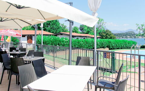 Moniga del Garda 649: Table, Plante, Meubles, Ciel, Propriété, Chaise, Vert, Ombre, Mobilier De Jardin, Bâtiment