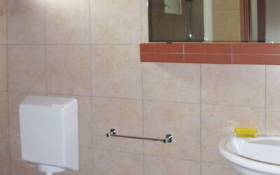 San Giorgio Vacanze 649.3: Marron, Robinet, Miroir, Lavabo, Évier, Luminaire Plomberie, Propriété, Blanc, Bleu, Salle De Bains