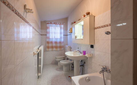 Agriturismo i Tre Tigli: Robinet, Évier, Propriété, Luminaire Plomberie, Miroir, Bâtiment, Salle De Bains, Lavabo, Violet, Design Intérieur