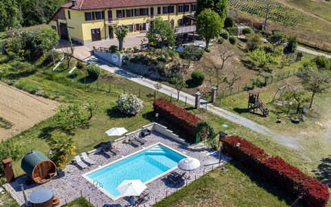 Agriturismo i Tre Tigli: Plante, Propriété, Bâtiment, Arbre, Fenêtre, L'Eau, Design Urbain, Lot Terre, Piscine, Herbe