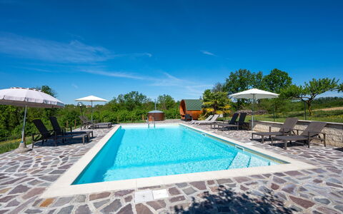 Agriturismo i Tre Tigli: L'Eau, Ciel, Plante, Piscine, Bleu Azur, Arbre, Mobilier De Jardin, Ombre, Chaise, Rectangle