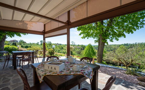 Agriturismo i Tre Tigli: Table, Meubles, Plante, Chaise, Ombre, Arbre, Design Intérieur, Mobilier De Jardin, Tableau De Plein Air, Loisir