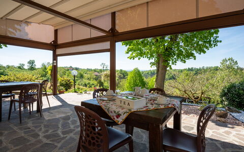 Agriturismo i Tre Tigli: Table, Meubles, Propriété, Plante, Chaise, Ombre, Design Intérieur, Ciel, Loisir, Arbre