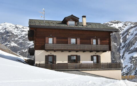 Livigno 619: Ciel, Bâtiment, Neige, Montagne, Fenêtre, Maison, Pente, Nuage, Arbre, Paysage
