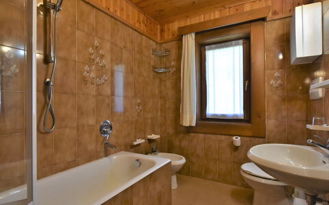 Livigno 619: Marron, Robinet, Luminaire Plomberie, Miroir, Baignoire, Propriété, Évier, Tete De Douche, Salle De Bains, Lavabo