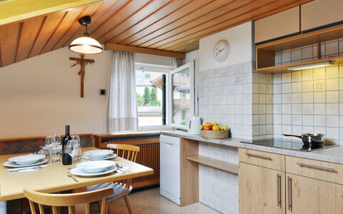 Demetz: Pièce, Propriété, Comptoir, Design Intérieur, Meubles, Cuisine, Bâtiment, Plafond, Cabinetry, Maison