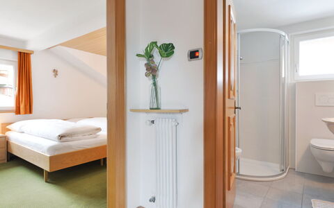 Demetz: Pièce, Propriété, Meubles, Lit, Salle De Bains, Bâtiment, Design Intérieur, Maison, Sol, Architecture