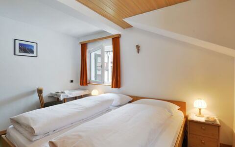 Demetz: Chambre, Lit, Pièce, Meubles, Drap De Lit, Propriété, Cadre De Lit, Plafond, Literie, Mur