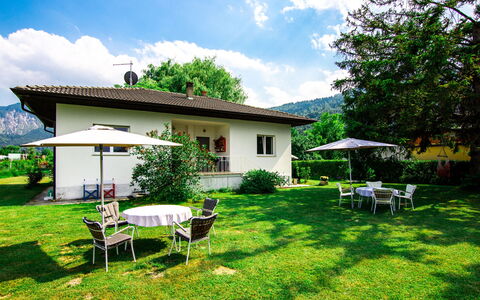 Lago di Caldonazzo 603: Nuage, Ciel, Plante, Bâtiment, Propriété, Meubles, Table, Vert, Fenêtre, Arbre