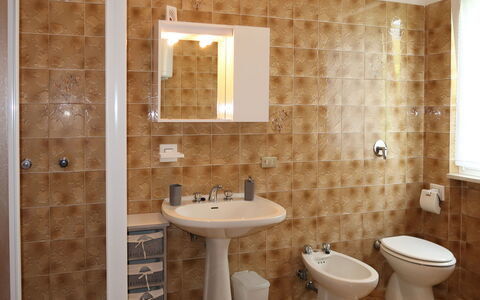 Casa Irene: Marron, Robinet, Luminaire Plomberie, Évier, Propriété, Miroir, Lavabo, Bois, Salle De Bains, Design Intérieur