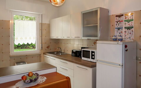 Casa Irene: Cabinetry, Comptoir, Propriété, Meubles, Evier, Évier, Appareil De Cuisine, Cuisinière, Électroménager, Cuisine