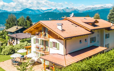 Valle di Non 640: Ciel, Nuage, Plante, Bâtiment, Propriété, Montagne, Fenêtre, La Nature, Bleu, Arbre