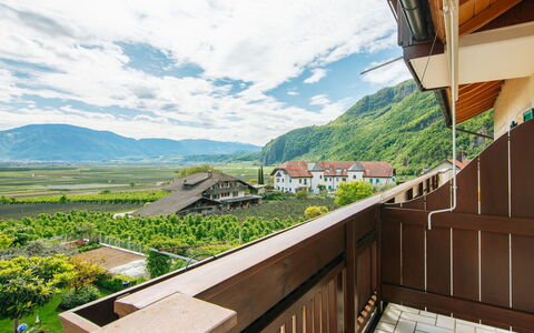 Andriano 602: Nuage, Ciel, Propriété, Bâtiment, Plante, Montagne, Bois, Maison, Paysage Naturel, Arbre