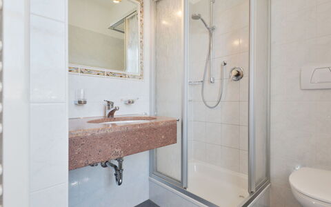 Andriano 602: Salle De Bains, Propriété, Pièce, Tuile, Mur, Design Intérieur, Luminaire Plomberie, Robinet, Sol, Architecture