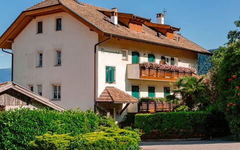 Andriano 602: Ciel, Montagne, Jour, Bâtiment, Plante, Paysage Naturel, Maison, Végétation, Montagnes, Arbre