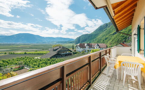 Andriano 602: Ciel, Nuage, Propriété, Bâtiment, Plante, Montagne, Bois, Chaise, Porche, Arbre