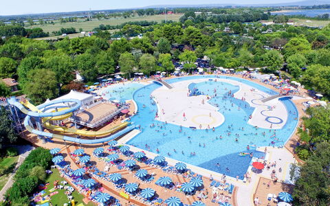 Grado 651: Ciel, Arbre, Botanique, Loisirs De Plein Air, Design Urbain, Paysage Naturel, Piscine, Loisir, Paysage, Des Loisirs