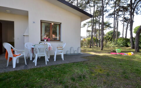 Villaggio le Palme: Plante, Bâtiment, Arbre, Chaise, Ciel, Table, Lot Terre, Maison, Herbe, Ombre