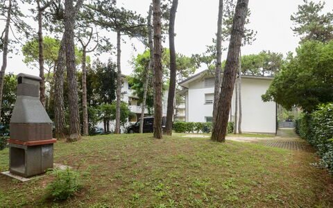 Villa Liana: Plante, Ciel, Arbre, Environnement Naturel, Fenêtre, Lot Terre, Bâtiment, Chalet, Arbuste, Herbe