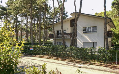 Villa Liana: Maison, Propriété, Domicile, Immobilier, Zone Résidentielle, Bâtiment, Quartier, Chalet, Architecture, Arbre