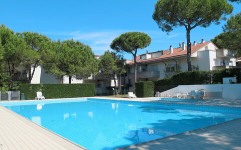 Lignano Pineta 701: Piscine, Recours, Ombre, Loisir, Mobilier De Jardin, Biens, Hôtel, Hacienda, Villa, Aménagement Paysager