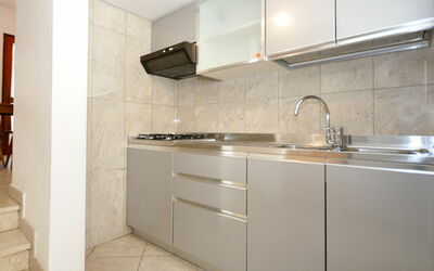 Villaggio Delfino 640.1: Propriété, Pièce, Tuile, Cabinetry, Meubles, Comptoir, Design Intérieur, Cuisine, Sol, Évier