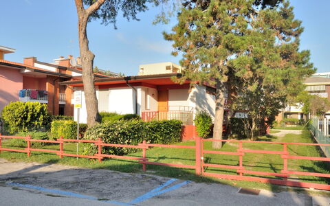 Bibione 644: Plante, Ciel, Propriété, Bâtiment, Arbre, Ombre, Fenêtre, Surface De La Route, Lot Terre, Herbe