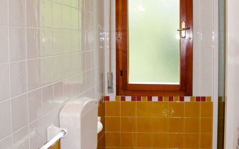 Bibione 654: Salle De Bains, Pièce, Propriété, Design Intérieur, Tuile, Sol, Toilette, Mur, Luminaire Plomberie, Bâtiment