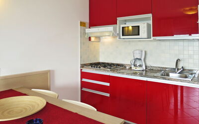 Villaggio Planetarium 661.1: Comptoir, Pièce, Propriété, Meubles, Rouge, Cuisine, Design Intérieur, Cabinetry, Tuile, Évier