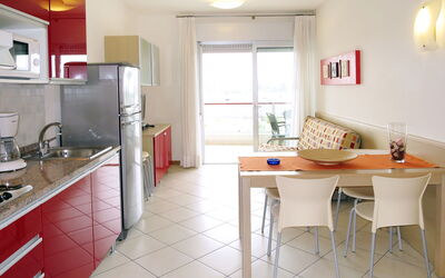 Villaggio Planetarium 661.2: Pièce, Propriété, Meubles, Cuisine, Design Intérieur, Comptoir, Bâtiment, Jaune, Sol, Cabinetry