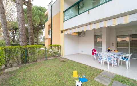 Bibione 675: Plante, Bâtiment, Arbre, Herbe, Design Urbain, Chaise, Condominium, Loisir, Espace Public, Sol