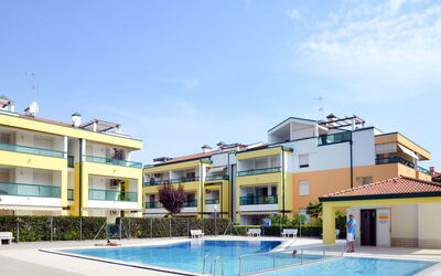 Bibione 675: Ciel, L'Eau, Nuage, Plante, Fenêtre, Piscine, Bâtiment, Bleu Azur, Ombre, Mobilier De Jardin