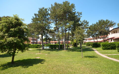 Bibione 677: Plante, Ciel, Arbre, Ombre, Design Urbain, Herbe, Fenêtre, Bâtiment, Paysage, Loisir