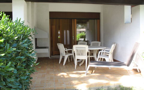 Bibione 677: Propriété, Maison, Bâtiment, Pièce, Immobilier, Domicile, Porche, Meubles, Chalet, Chaise