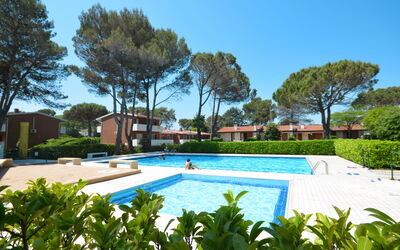 Bibione 677: Piscine, Propriété, Recours, Immobilier, Bâtiment, Maison, Vacances, Villa, Arbre, Loisir