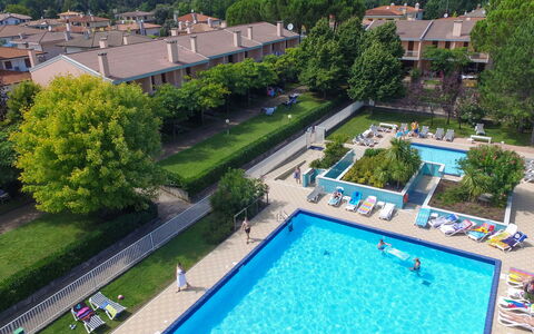 Villaggio dei Fiori: L'Eau, Plante, Propriété, Bâtiment, Piscine, Arbre, Vert, Design Urbain, Architecture, Herbe