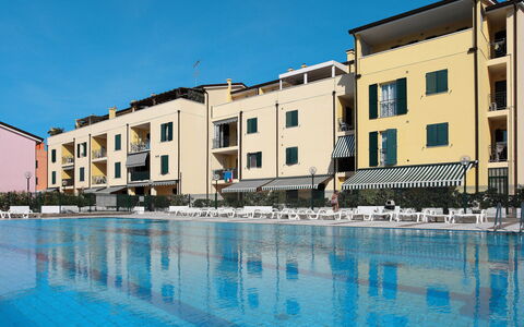 Albatros: L'Eau, Ciel, Bâtiment, Jour, Fenêtre, Piscine, Bleu Azur, Maison, Arbre, Condominium