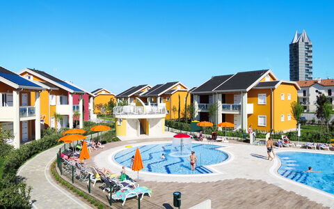 Lido di Jesolo 649: Ciel, Bâtiment, L'Eau, Plante, Piscine, Loisir, Design Urbain, Maison, Condominium, Fenêtre